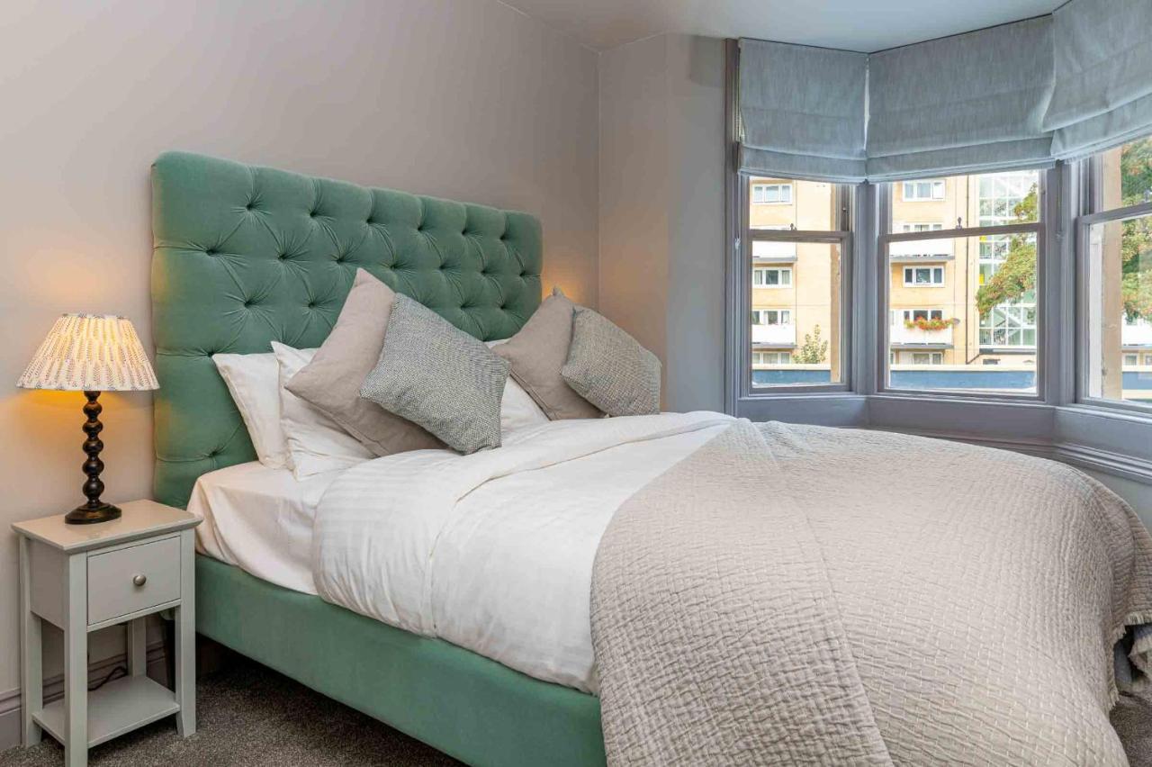 Beautiful Modern 1 Bedroom Apartment, City Centre Бат Екстериор снимка
